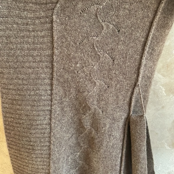 Cashmere with detail sweater in camel color. So daft and so warm! - Picture 7 of 8